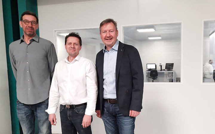 Gilles de Greef (CCO) and Alexandre Joly (CEO) from ELYCTIS show our CEO, Erik Miersch the clean room at their headquarters in Pertuis, France (from left to right)